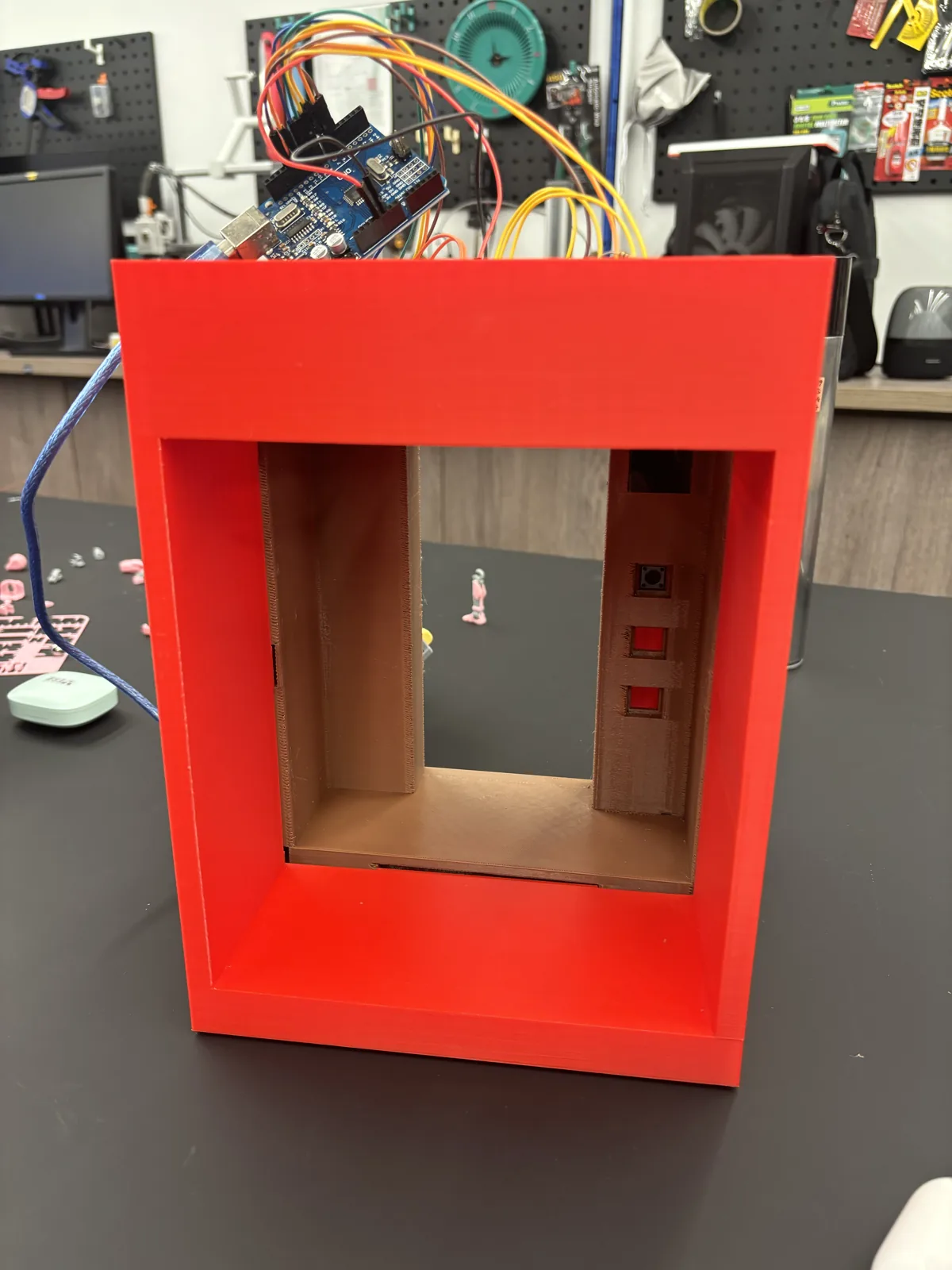 3D 列印出來的車廂,紅色外框加上裡面的辨識模組