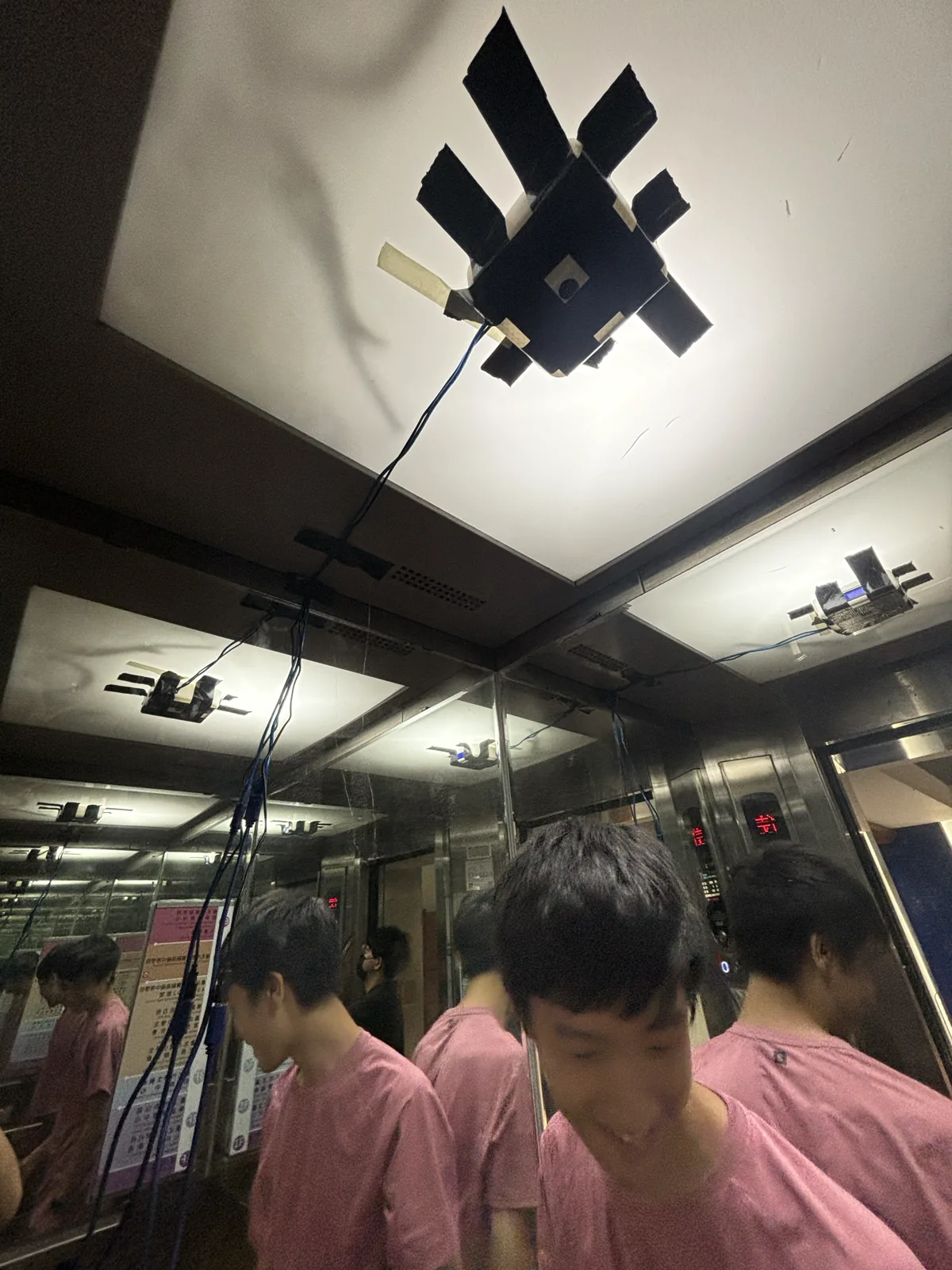 把辨識模組裝上校內電梯的天花板,鏡頭朝下對著地板