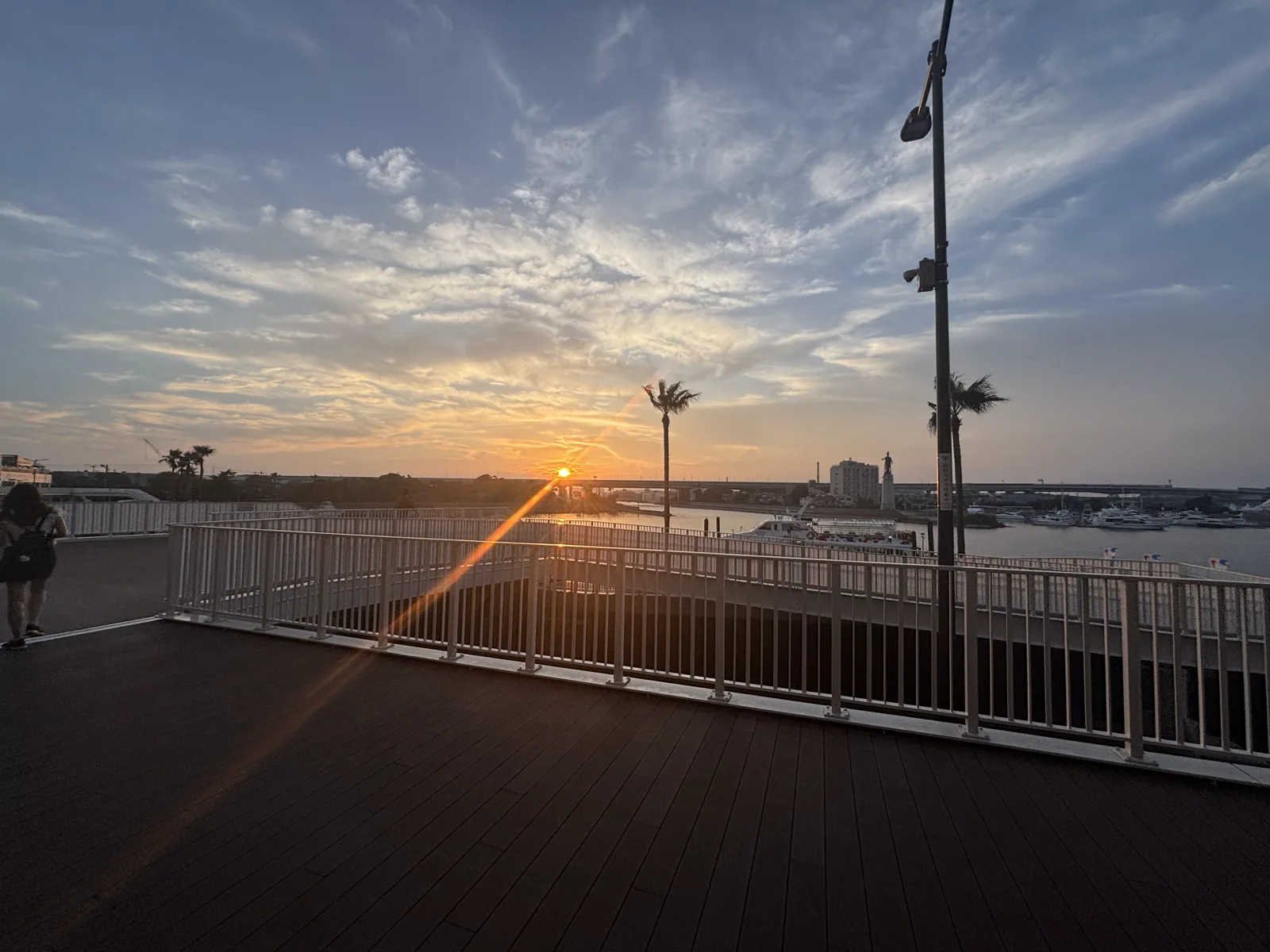 位於堺市港邊飯店的夕陽景色