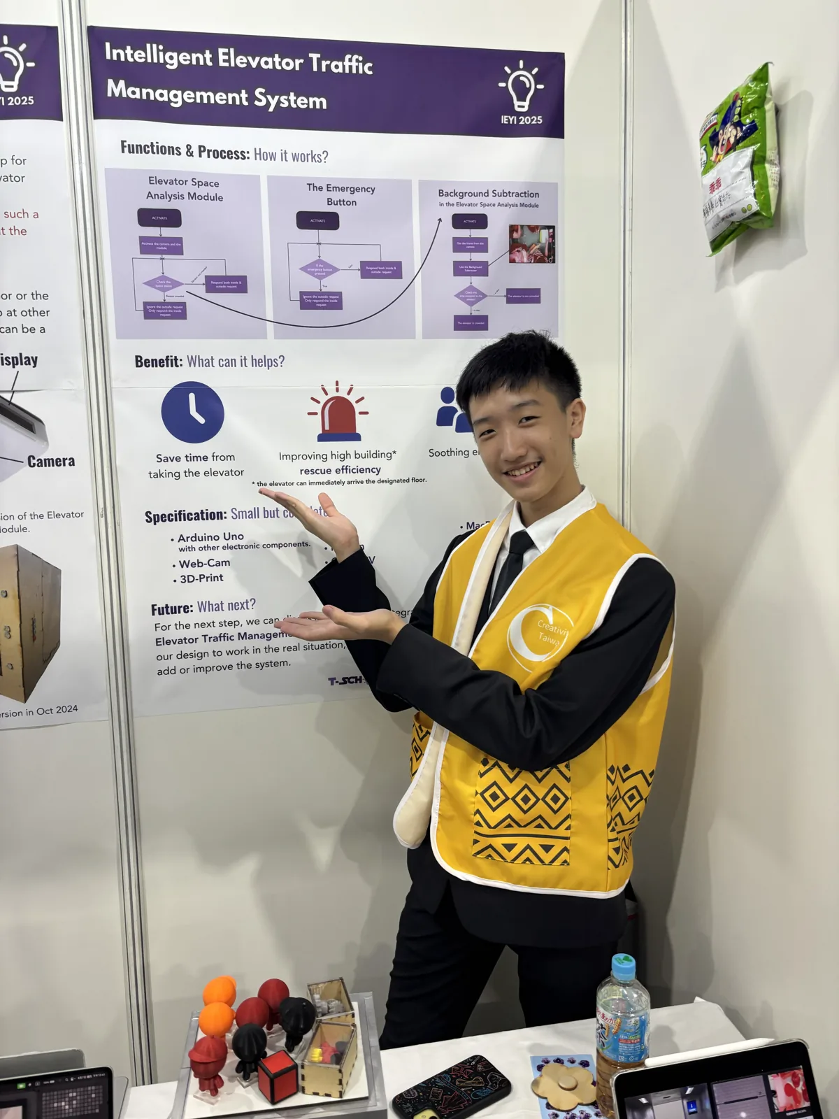 穿著隊服跟評審介紹作品,指著海報一路講下來