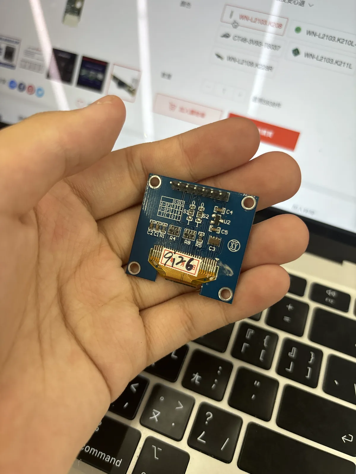 翻到背面看腳位,這塊 TFT LCD 讓我卡了超久