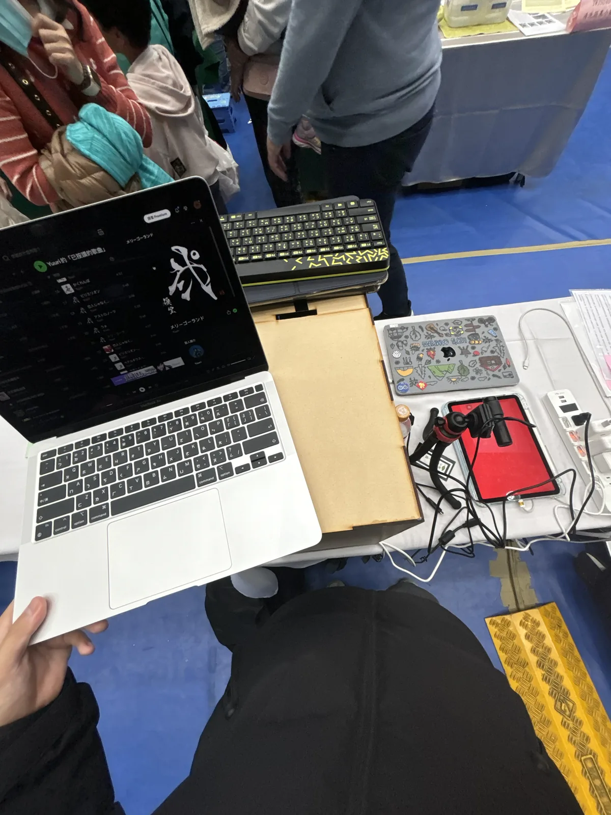 布展時的攤位,筆電接著模擬系統,旁邊就是我們的電梯模型