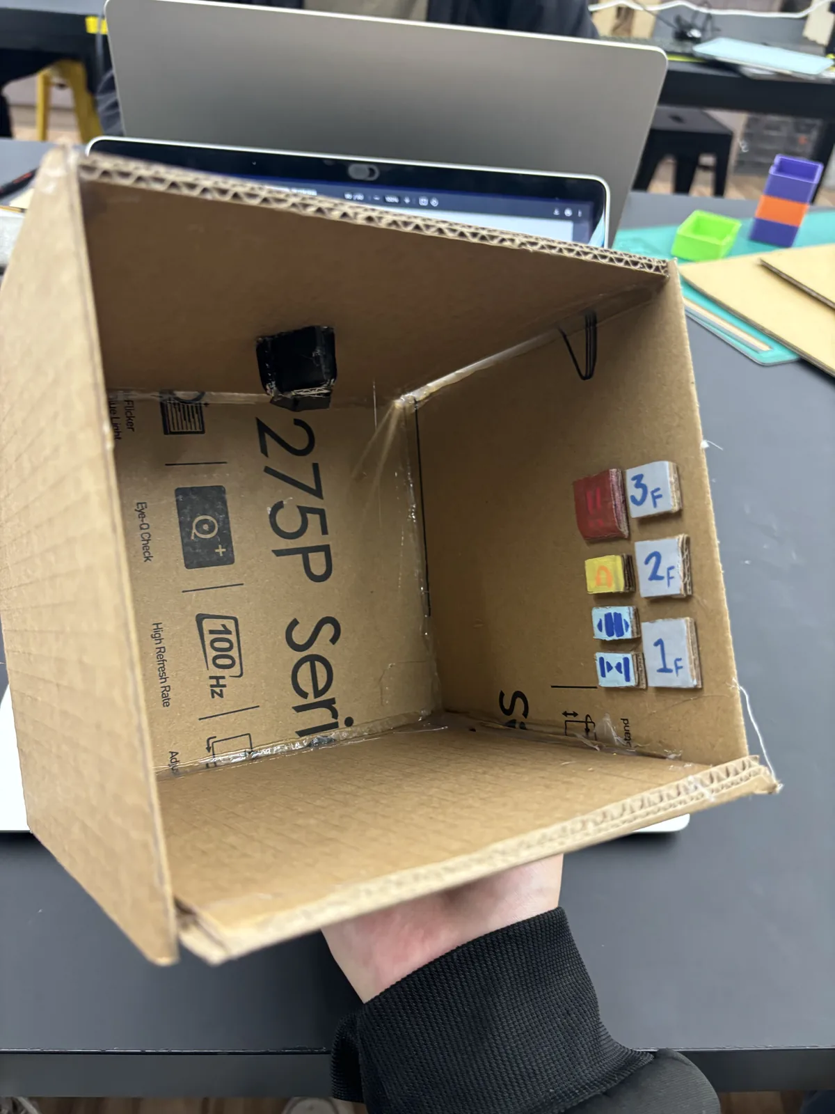測試辨識的時候,我們拿一個紙箱當電梯艙,把相機模組固定在上面往下拍