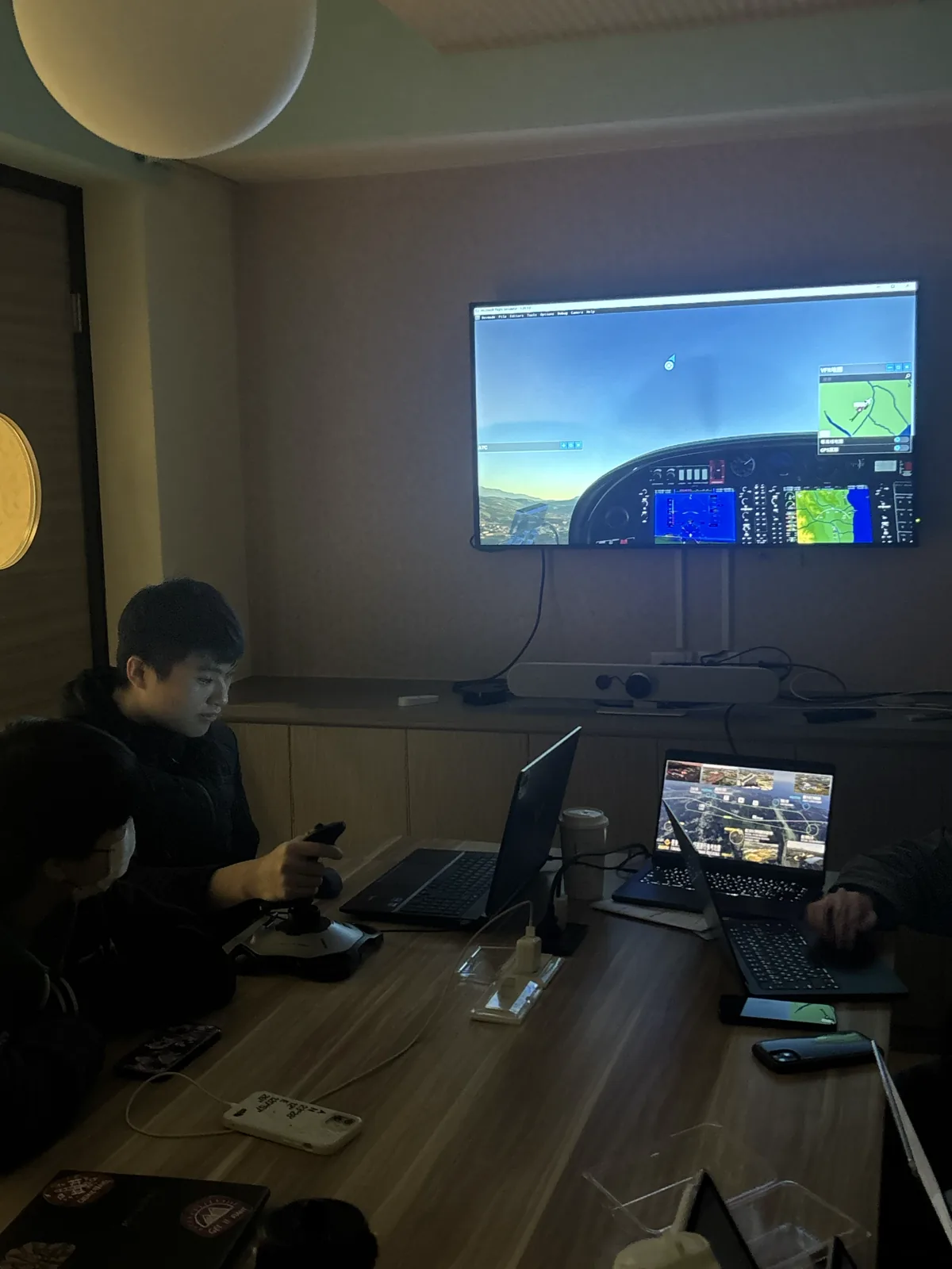 模擬飛行課,社員實際握著操縱桿在模擬艙裡飛