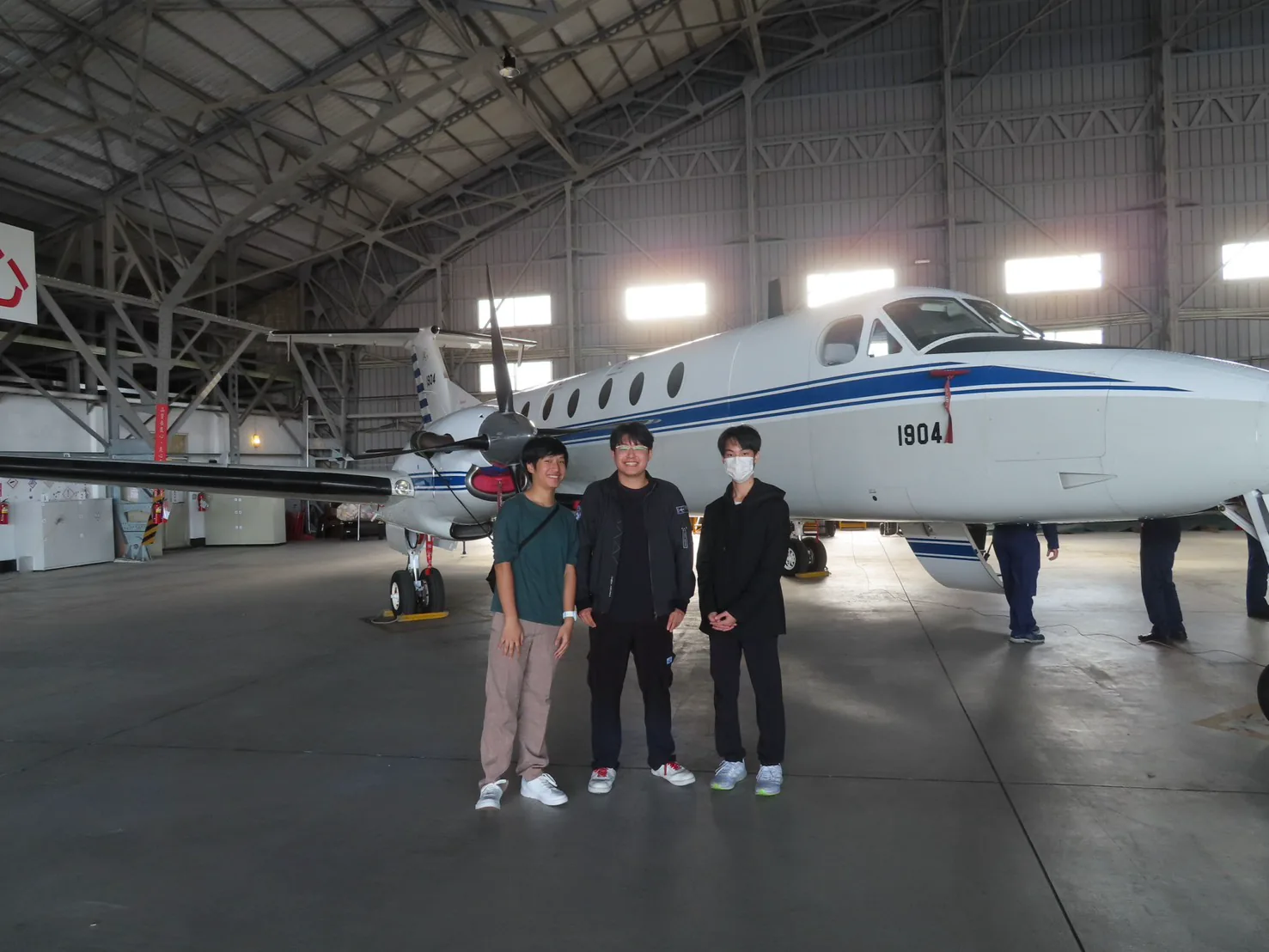 我們社團的三位創始成員,難得在停機棚跟一架小飛機的合照