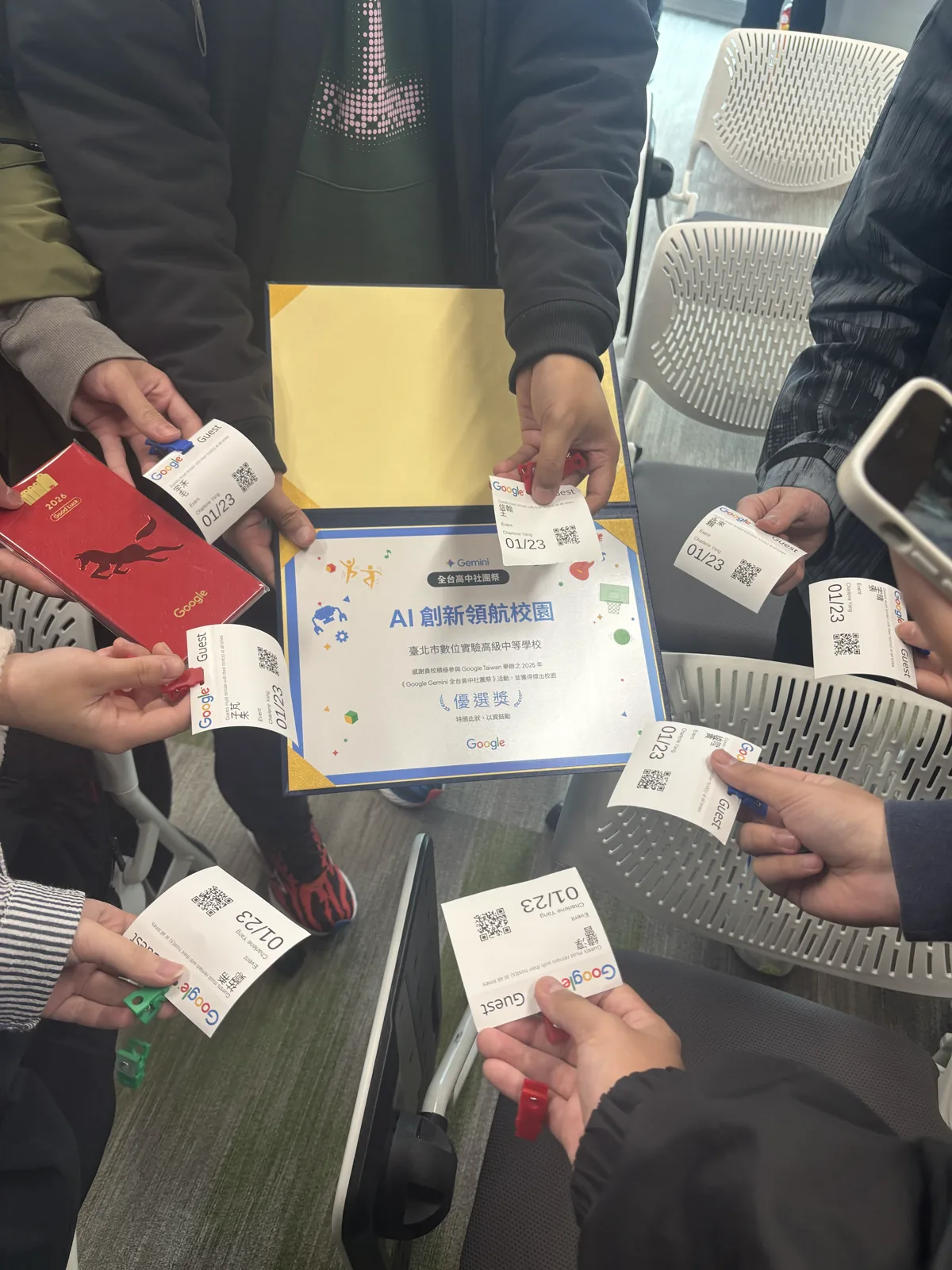我們拿到的 Gemini 全台高中社團祭 AI 創新領航校園獎,旁邊是我們自製的周邊