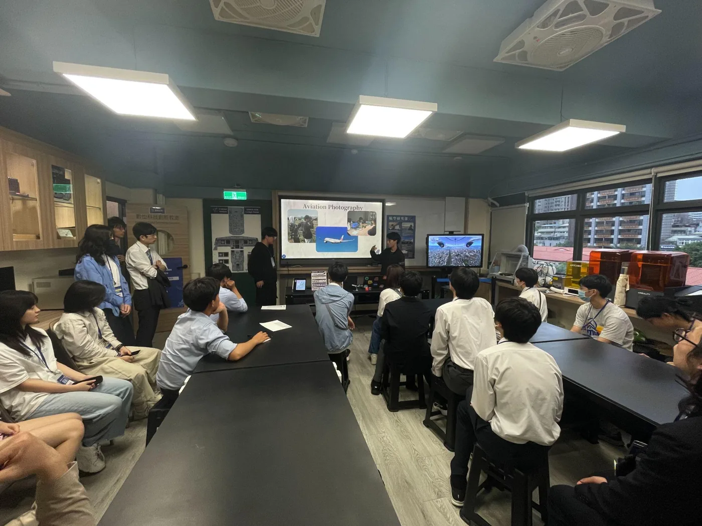 日本學生聆聽簡報的情形,當天教室幾乎坐滿