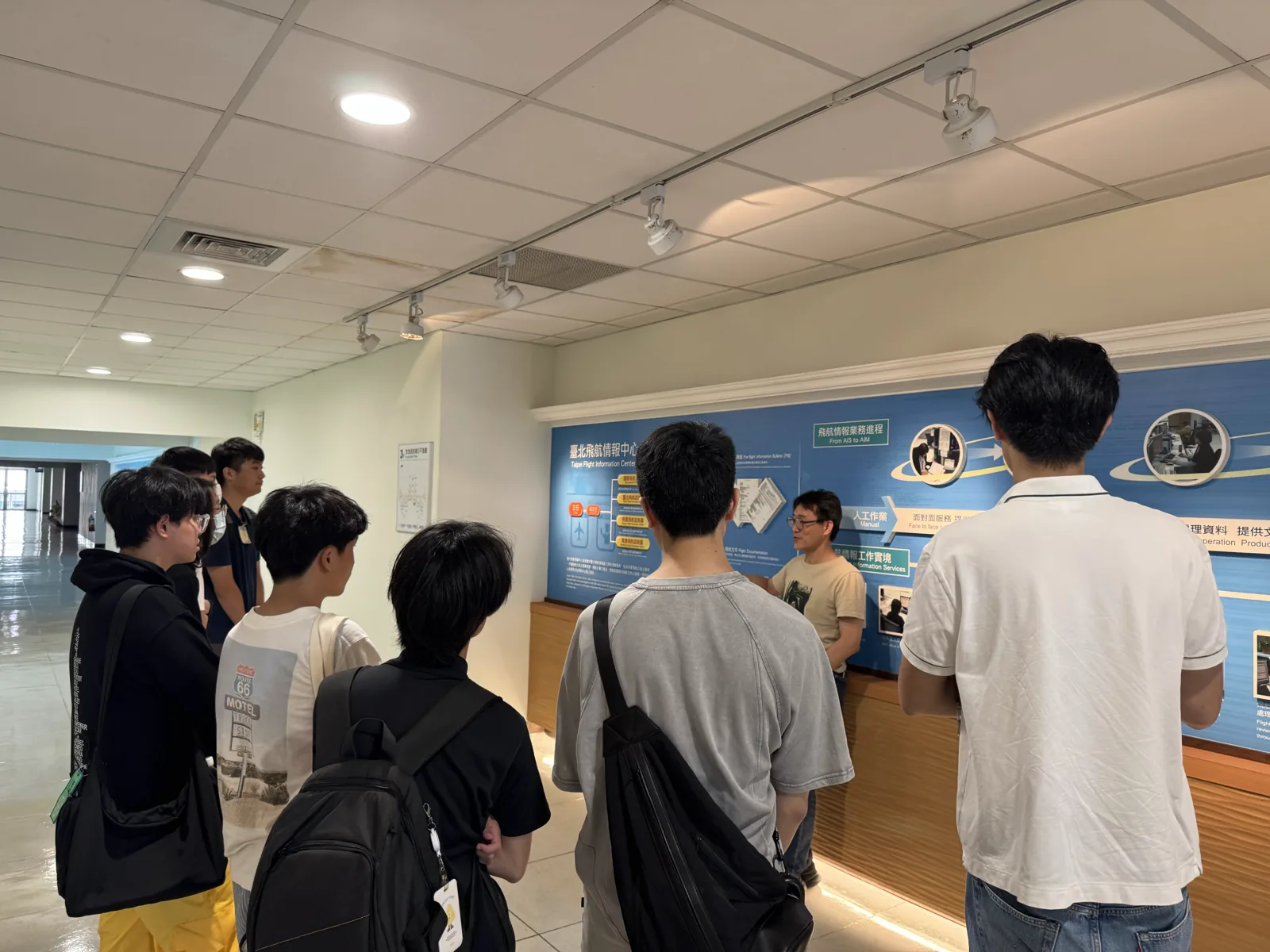 園區裡也有導覽解說,帶我們認識飛航服務到底在做哪些事