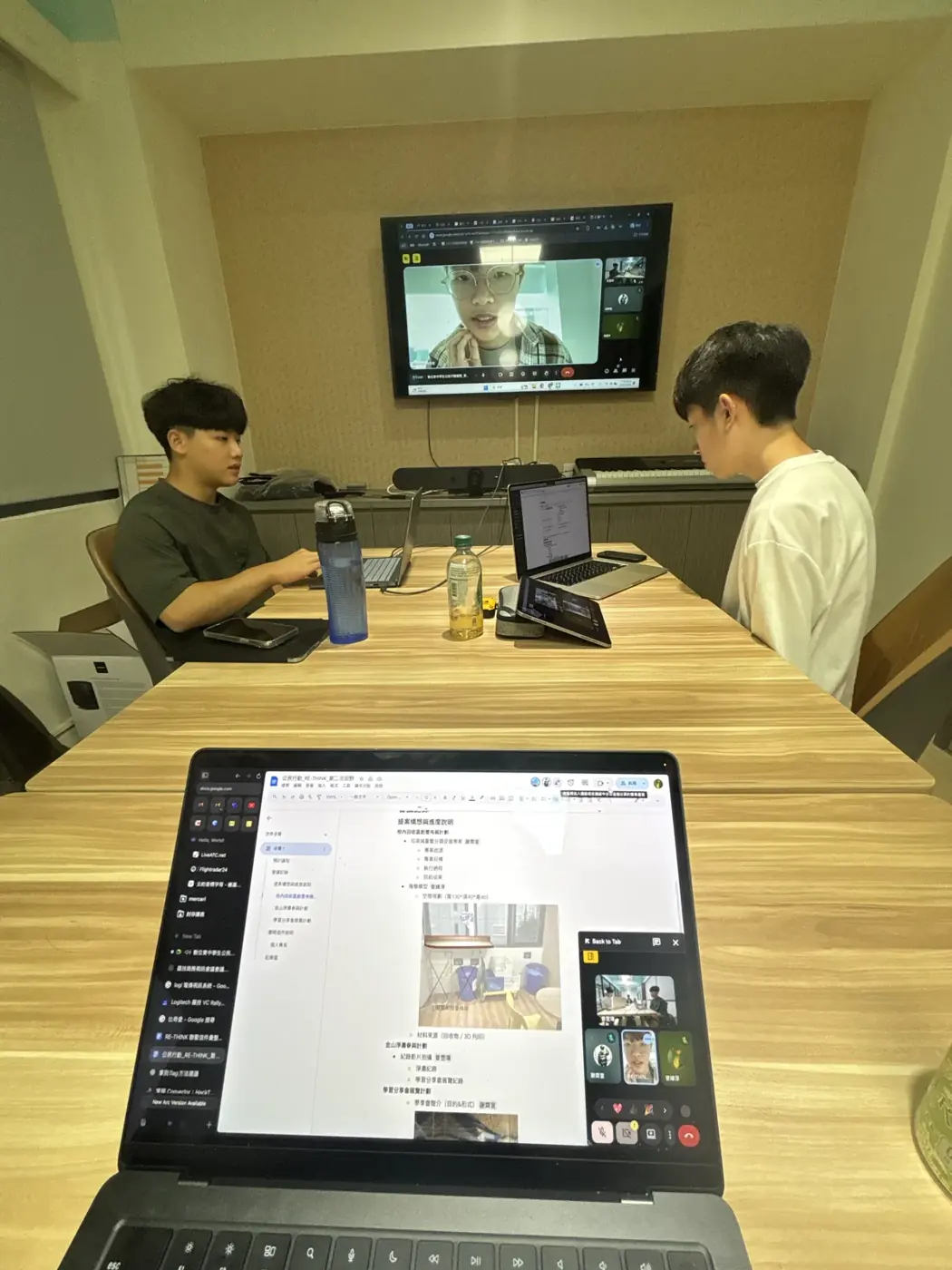 跨領域的合作很多時候就是這樣,三個人擠在一起邊討論邊改