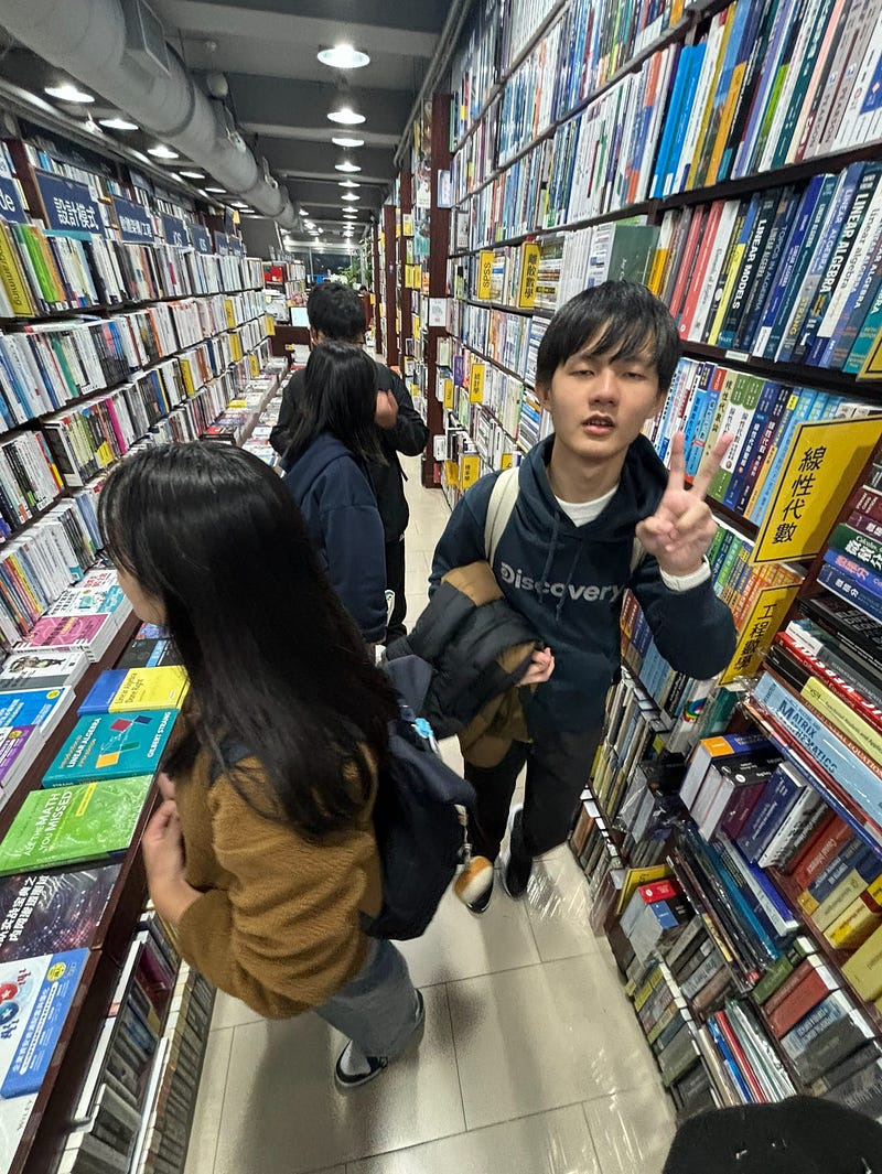 比完賽還跑去天瓏書局買書 笑死